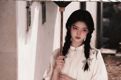 我曾望向远青山巅，于心窥见不复返的世界，蝉鸣森的呼唤一百零九次，但你总会明白我内心中越不过的休眠火山。（Je regardais au sommet des montagnes vertes,Voir le monde dans le cœur.）
©陈妄