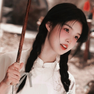 我曾望向远青山巅，于心窥见不复返的世界，蝉鸣森的呼唤一百零九次，但你总会明白我内心中越不过的休眠火山。（Je regardais au sommet des montagnes vertes,Voir le monde dans le cœur.）
©陈妄