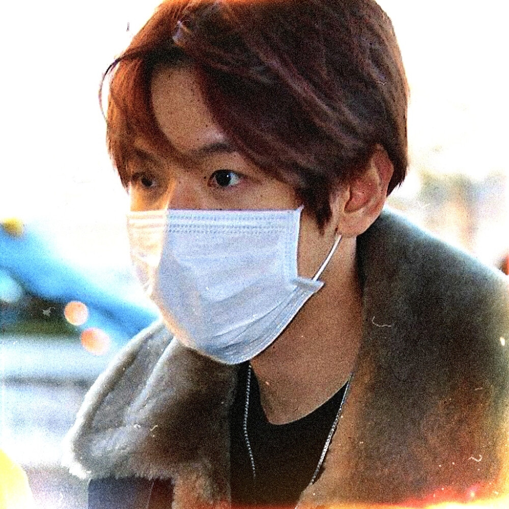 ： 你淡漠的瞳孔里藏着一场有时差的雨
