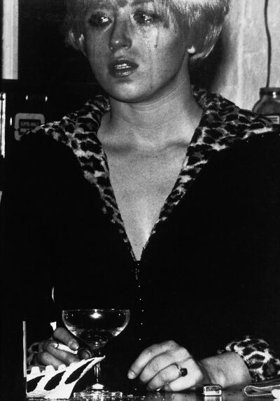 Cindy Sherman，Untitled Film Still，1979年，明胶银盐打印，101.6 × 76.2 厘米，AP 1/1，限量版 3 ©Cindy Sherman，由艺术家本人及Hauser & Wirth画廊提供