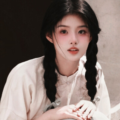 我曾望向远青山巅，于心窥见不复返的世界，蝉鸣森的呼唤一百零九次，但你总会明白我内心中越不过的休眠火山。（Je regardais au sommet des montagnes vertes,Voir le monde dans le cœur.）
©陈妄