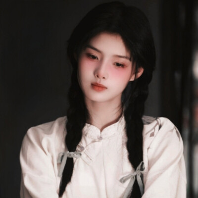 我曾望向远青山巅，于心窥见不复返的世界，蝉鸣森的呼唤一百零九次，但你总会明白我内心中越不过的休眠火山。（Je regardais au sommet des montagnes vertes,Voir le monde dans le cœur.）
©陈妄