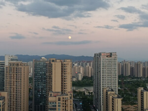 傍晚时分拍到的月亮！