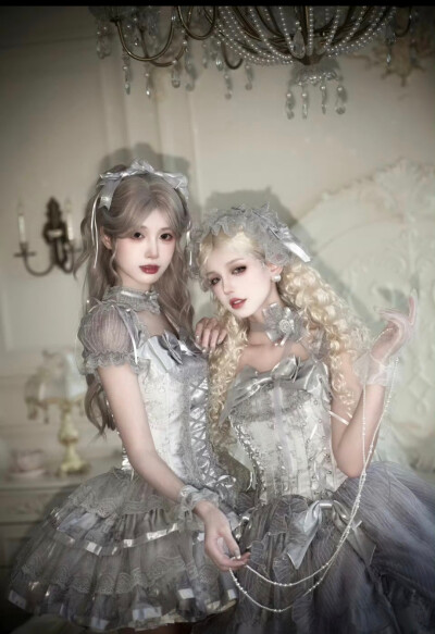 老婆们这条是冲op还是jsk啊，这个银灰色感觉也是非常貌美的嘞
#Lolita #lolita原创设计 #洛丽塔 