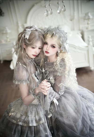 老婆们这条是冲op还是jsk啊，这个银灰色感觉也是非常貌美的嘞
#Lolita #lolita原创设计 #洛丽塔 