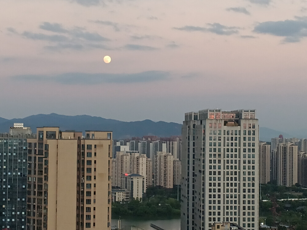 傍晚时分拍到的月亮！