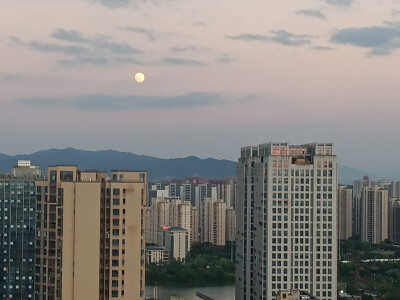 傍晚时分拍到的月亮！