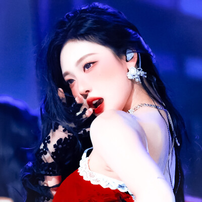  宁艺卓Ningning* “把思念投递进没有地址的邮箱，等一个不会到来的回执.”