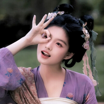 我们像夜里两棵并立的树，枝叶交错互换一点温度。我总在斟酌和你交谈时的言语，我总是就要开口却说些违心话。我明白你想要爱你的人懂你心里的冷，你是不是也理解我的那一些蠢笨，也许比起试探真心，我们最不该背对背…