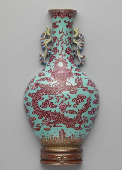 清 嘉庆 粉彩天蓝红海水龙纹双耳轿瓶
台北故宫博物馆藏
