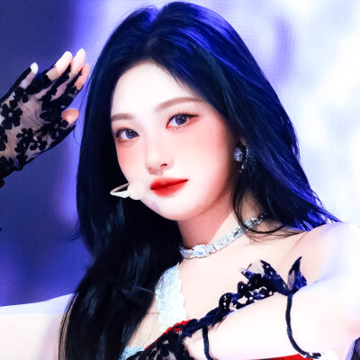  宁艺卓Ningning* “把思念投递进没有地址的邮箱，等一个不会到来的回执.”