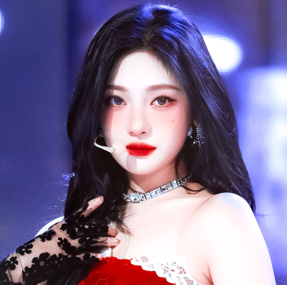  宁艺卓Ningning* “把思念投递进没有地址的邮箱，等一个不会到来的回执.”