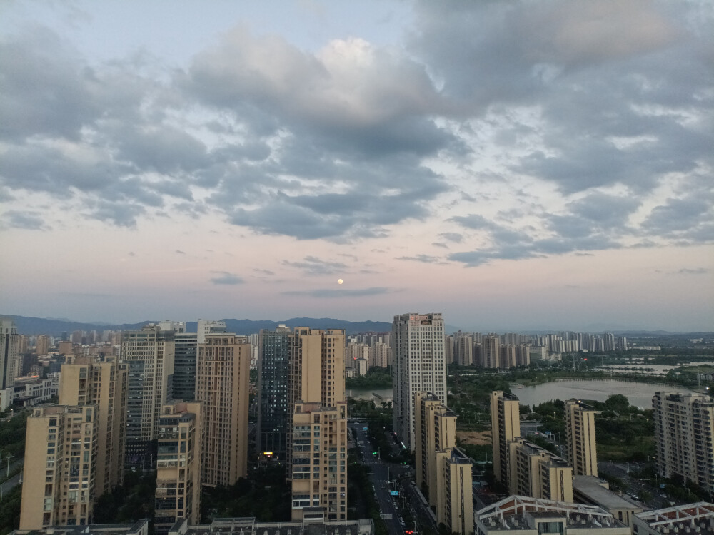 傍晚时分拍到的月亮！