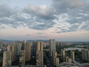 傍晚时分拍到的月亮！