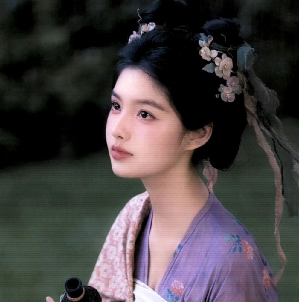 我们像夜里两棵并立的树，枝叶交错互换一点温度。我总在斟酌和你交谈时的言语，我总是就要开口却说些违心话。我明白你想要爱你的人懂你心里的冷，你是不是也理解我的那一些蠢笨，也许比起试探真心，我们最不该背对背让对方痴痴的等。