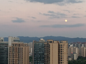 傍晚时分拍到的月亮！