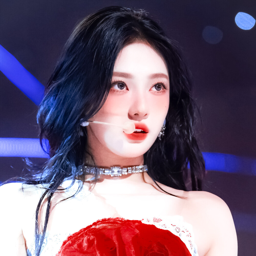  宁艺卓Ningning* “把思念投递进没有地址的邮箱，等一个不会到来的回执.”