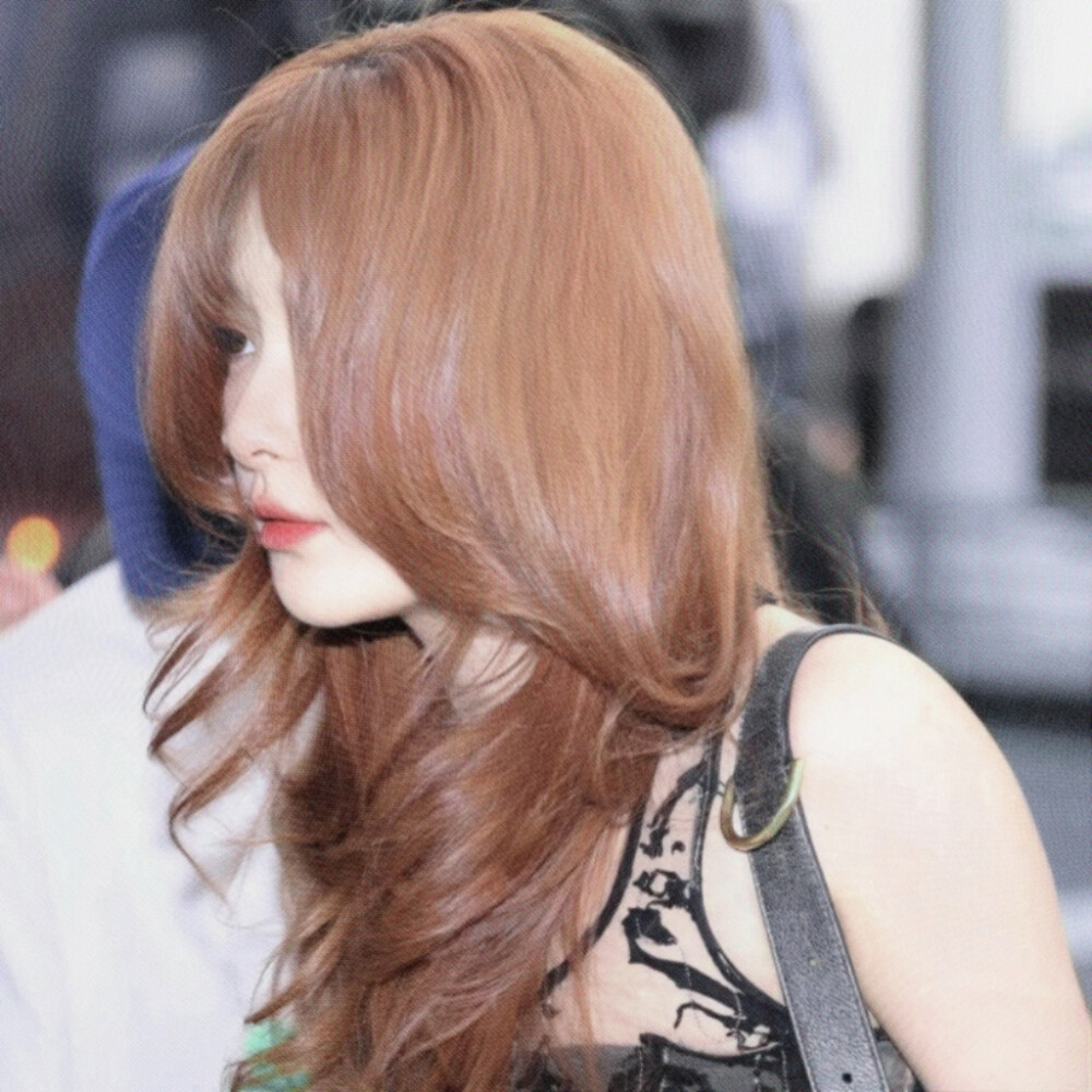 它落在铁艺阳台上，敲出清冷的音阶，又沿着石青色屋檐滴落，像某个诗人未完成的十四行诗里漏掉的韵脚。咖啡馆的遮阳棚下，我们裹紧羊毛大衣装作成功的都市丽人，呵出的白雾与咖啡香纠缠，氤氲成一片流动的孤独。