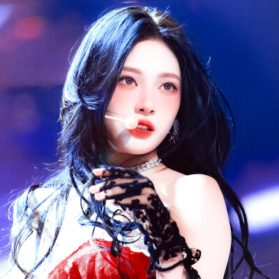  宁艺卓Ningning* “把思念投递进没有地址的邮箱，等一个不会到来的回执.”