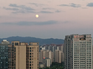 傍晚时分拍到的月亮！