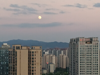 傍晚时分拍到的月亮！