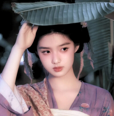 我们像夜里两棵并立的树，枝叶交错互换一点温度。我总在斟酌和你交谈时的言语，我总是就要开口却说些违心话。我明白你想要爱你的人懂你心里的冷，你是不是也理解我的那一些蠢笨，也许比起试探真心，我们最不该背对背…