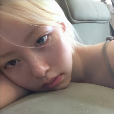 女