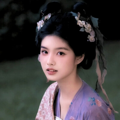 我们像夜里两棵并立的树，枝叶交错互换一点温度。我总在斟酌和你交谈时的言语，我总是就要开口却说些违心话。我明白你想要爱你的人懂你心里的冷，你是不是也理解我的那一些蠢笨，也许比起试探真心，我们最不该背对背…