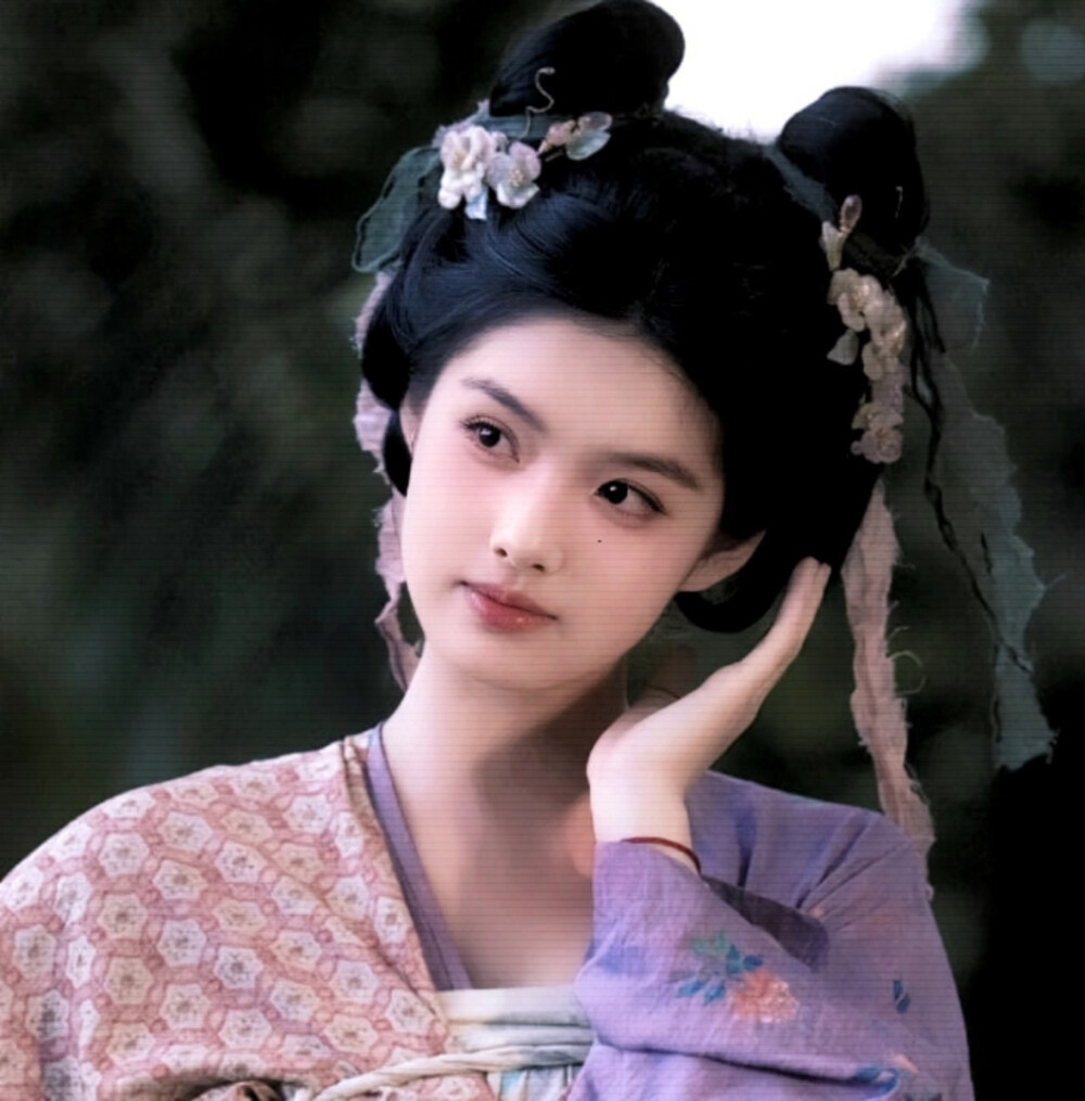 我们像夜里两棵并立的树，枝叶交错互换一点温度。我总在斟酌和你交谈时的言语，我总是就要开口却说些违心话。我明白你想要爱你的人懂你心里的冷，你是不是也理解我的那一些蠢笨，也许比起试探真心，我们最不该背对背让对方痴痴的等。