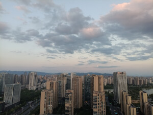 傍晚时分拍到的月亮！