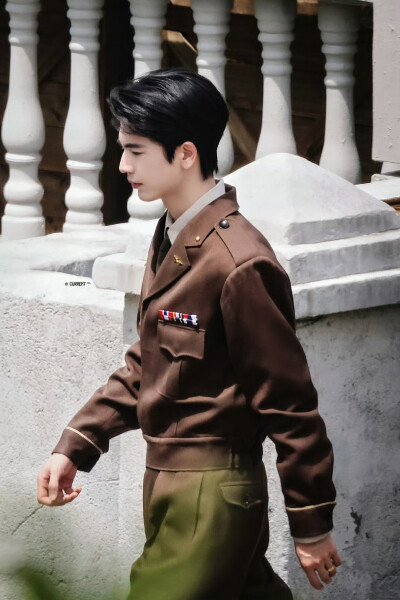 cr.Current丨张凌赫