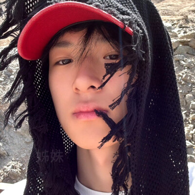 张峻豪 拿图单收谢谢女孩们