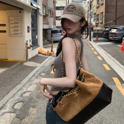 女