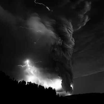 过期的信里是斑驳的雨季