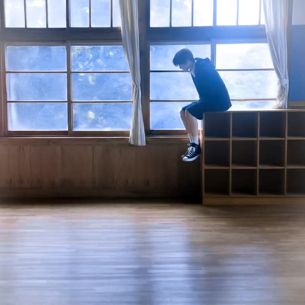 我明明只是没有香气的花，没想到蝴蝶居然会为我停留。