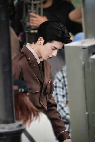 cr.Current丨张凌赫