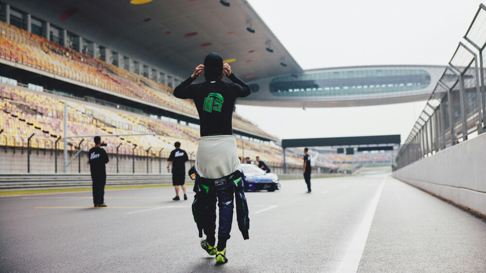 YIBO-OFFICIAL：
#YIBO MOMENT#
「练车日」
当相机遇上赛车…跑完圈来放放风…
85号摄影师小王@UNIQ-王一博 创作中…