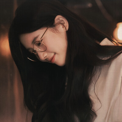 晚霞将褪去，早月像一枚淡淡的吻痕。