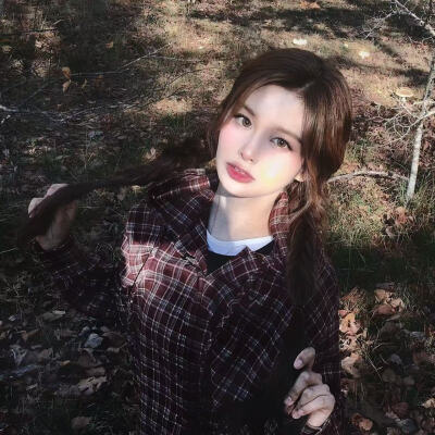 有人问我粉谁？我担那艺娜啊！中俄双重国籍央视点名女歌手，唱跳型创作女TOP，前苏联唯一女特工翟革英，国宝级女帝C&R-POP代言人，湖北唯一国内认证音乐顶流制霸社交媒体之王，双性男女人跨性别性感女神，是苹果香二…