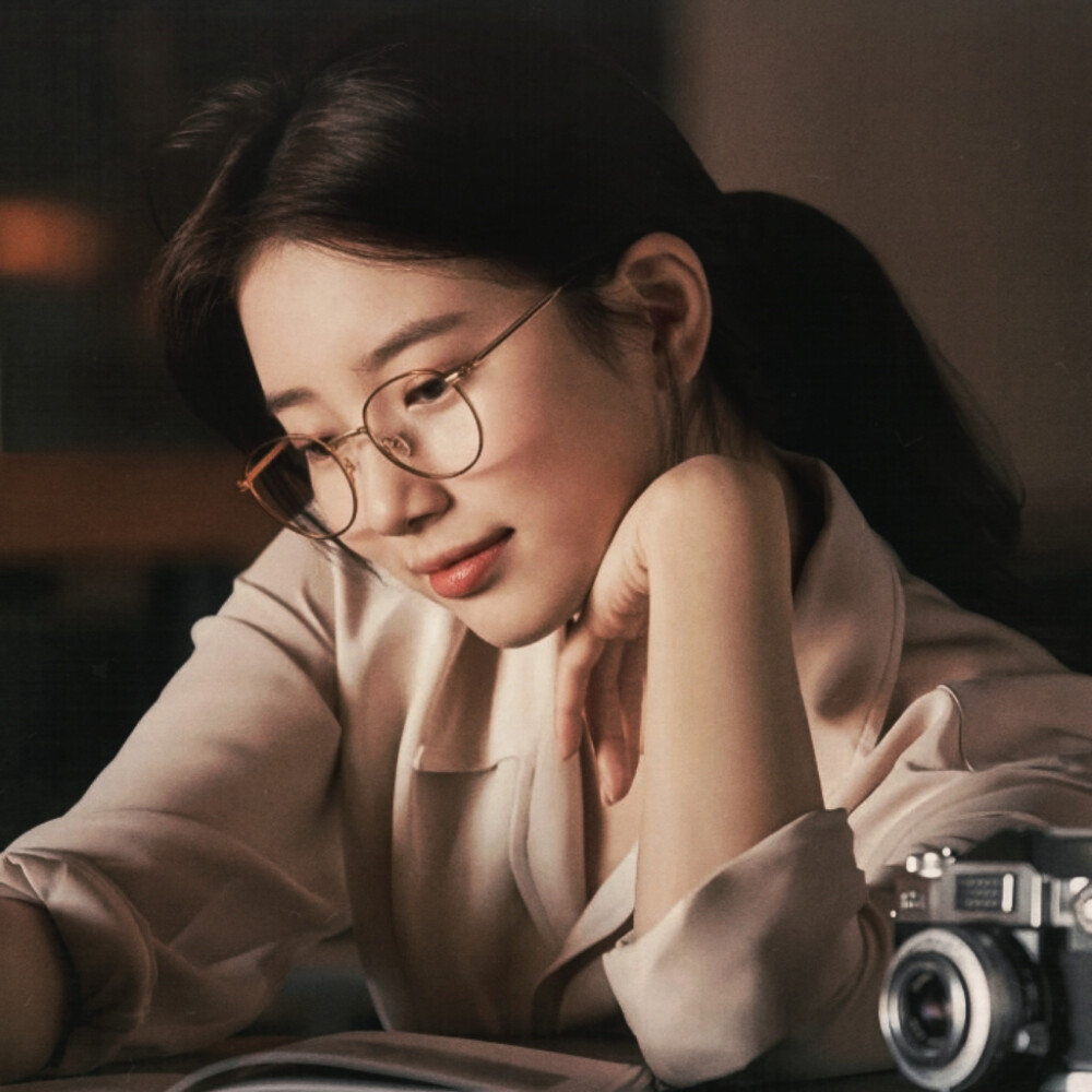 晚霞将褪去，早月像一枚淡淡的吻痕。