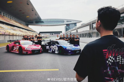 #EVISU[超话]##王一博[超话]#
引擎加速，蓄势待发
@UNIQ-王一博 、David Pun同赴赛道训练
全速蓄能迎接下一个挑战
85号车组，下个赛场见！
#evisuracing##EVISU独家签约赛车手王一博##PlayWithEVISU# ​​​