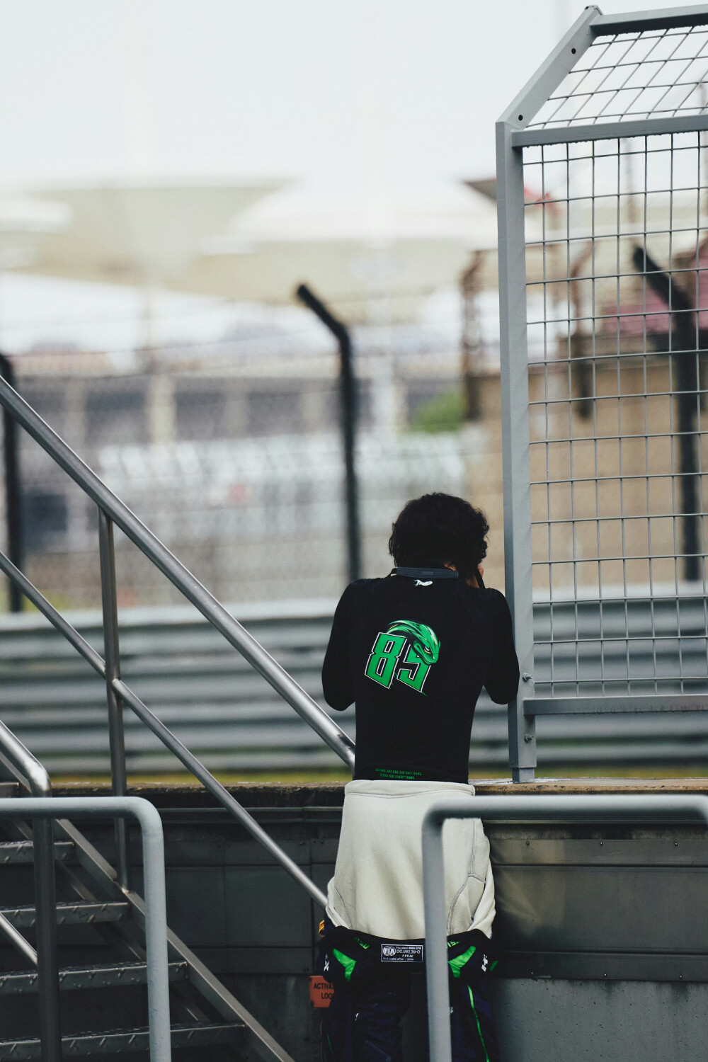 YIBO-OFFICIAL：
#YIBO MOMENT#
「练车日」
当相机遇上赛车…跑完圈来放放风…
85号摄影师小王@UNIQ-王一博 创作中…