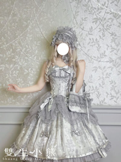 被這個銀灰色种草到啦，上身也太美貌了吧，姐妹们有木有lo鞋推荐