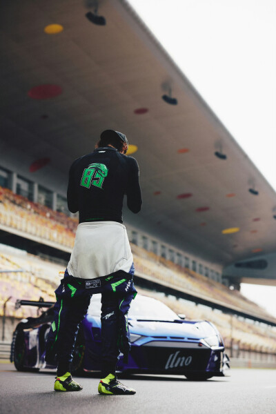 YIBO-OFFICIAL：
#YIBO MOMENT#
「练车日」
当相机遇上赛车…跑完圈来放放风…
85号摄影师小王@UNIQ-王一博 创作中…
