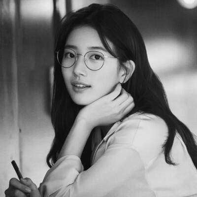 晚霞将褪去，早月像一枚淡淡的吻痕。