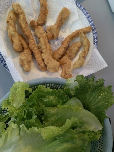喜欢生菜包着小酥肉一起吃
