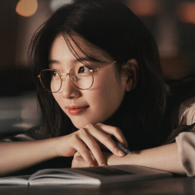 晚霞将褪去，早月像一枚淡淡的吻痕。