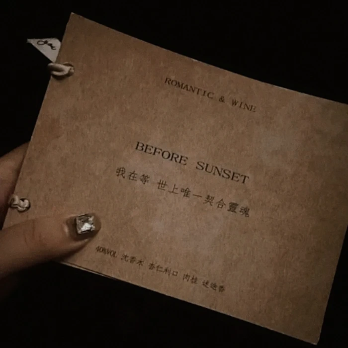 晚霞将褪去，早月像一枚淡淡的吻痕。