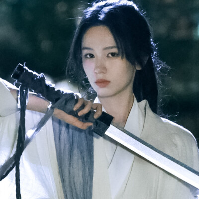 周也
-
银鞍照白马，飒沓如流星。