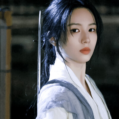 周也
-
银鞍照白马，飒沓如流星。